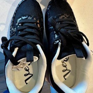 Black Very G Leopard Runner Shoes-SIze 7